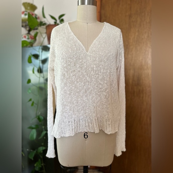 White knit v neck sweater - Picture 1 of 4